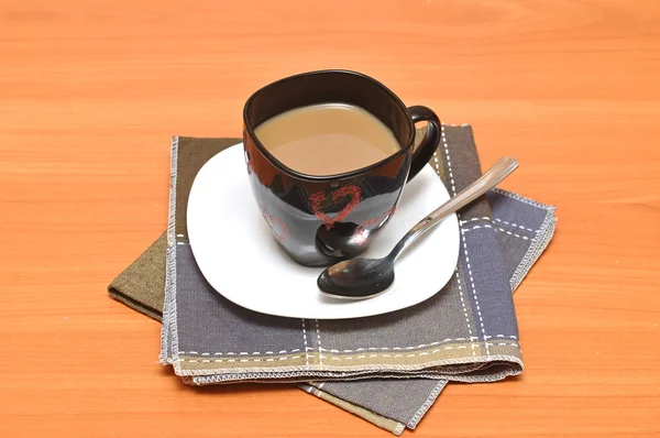 Schwarze heiße Kaffeetasse mit Schokolade — Stockfoto
