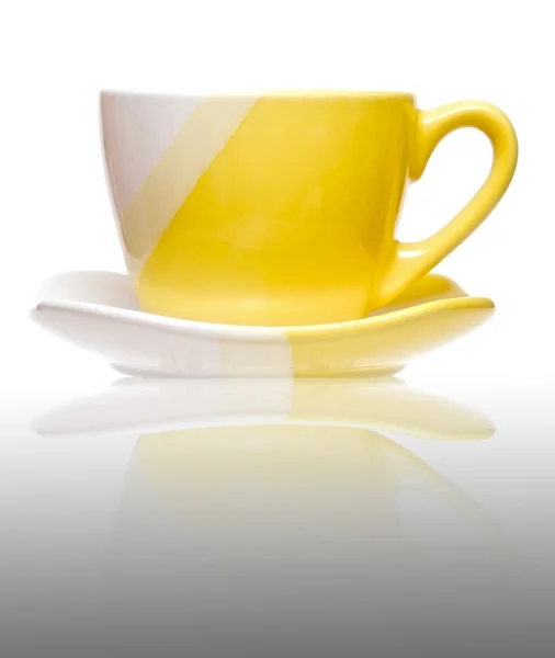 Beyaz zemin üzerine sarı çay bardağı — Stok fotoğraf