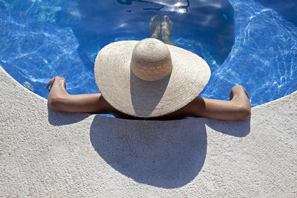 Femme détendue dans la piscine — Photo