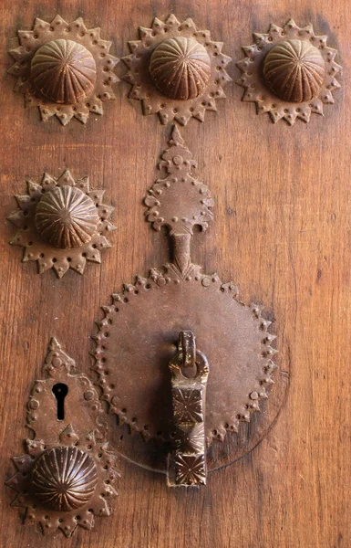 Украшенная деревянная дверь — стоковое фото