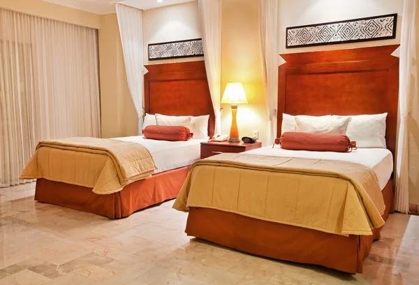 Κρεβάτια, από δωμάτιο ξενοδοχείου — Φωτογραφία Αρχείου