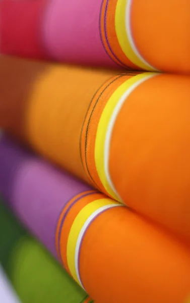 Tecidos laranja, rosa, roxo e verde — Fotografia de Stock