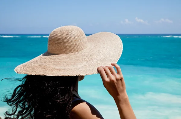 海を凝視の帽子を持つ女性 — ストック写真