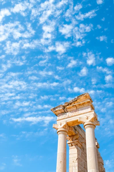 Øverst på helligdommen til Apollon Hylates overfor blå himmel – stockfoto
