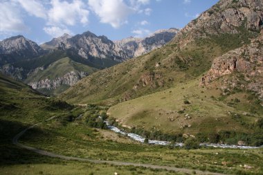 Kırgızistan. dağlar. Gorge besh tash.