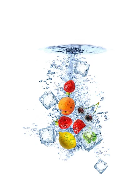Stříkající vodě ovoce s kostkami ledu, samostatný — Stock fotografie