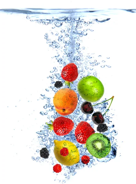 Frutas salpicando na água — Fotografia de Stock