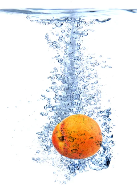 Fruta salpicando en el agua — Foto de Stock
