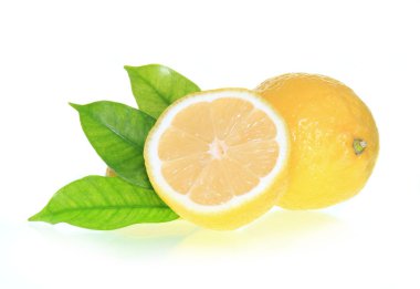 Beyaz arkaplanda taze limonlar