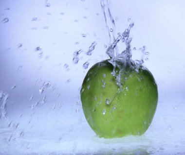 su sıçrama ile taze yeşil elma