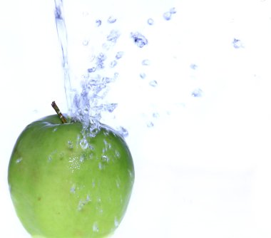 su sıçrama ile taze yeşil elma