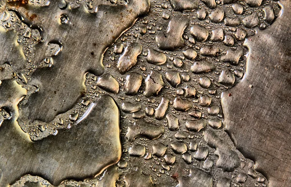 Demir zemin üzerine su damlaları — Stok fotoğraf