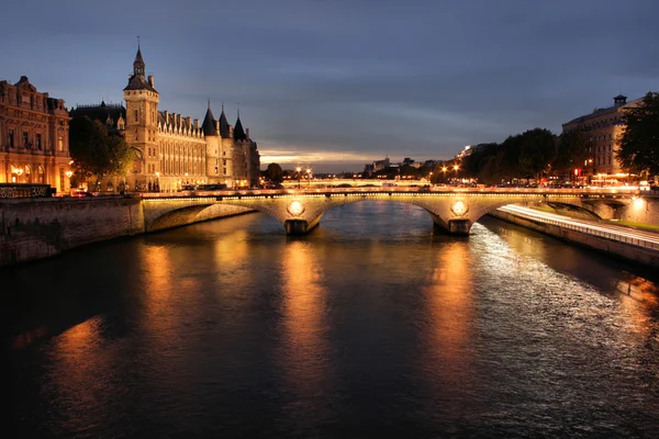 Паризький міст уночі — стокове фото