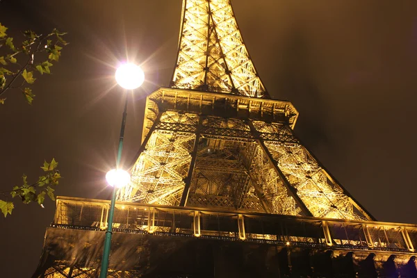 在晚上的照明的埃菲尔铁塔。 — 图库照片