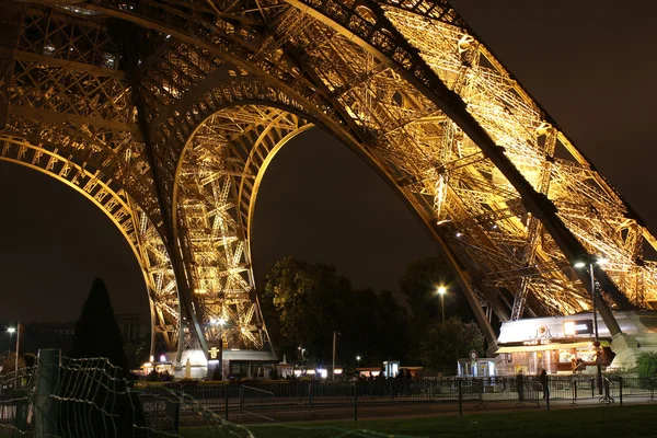 Torre Eiffel illuminata di notte — Foto Stock