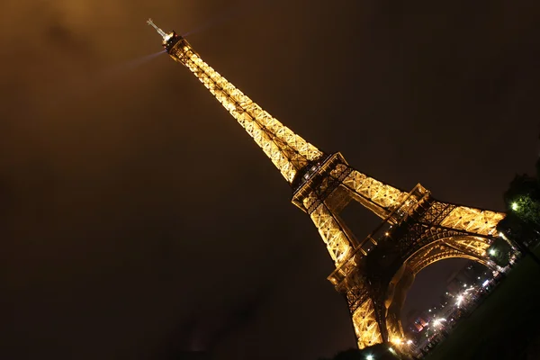 在晚上的照明的埃菲尔铁塔。 — 图库照片