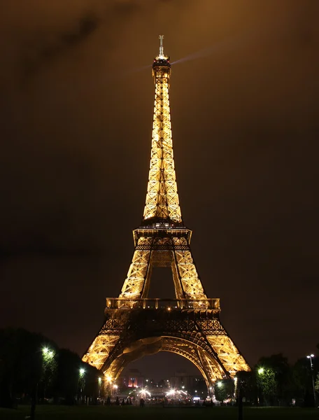 Oświetlona Wieża Eiffla w nocy — Zdjęcie stockowe