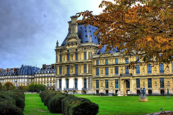 Bela vista do palácio do Louvre — Fotografia de Stock