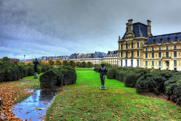 Bela vista do palácio do Louvre — Fotografia de Stock