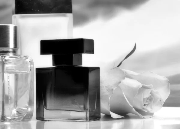 Perfume en una botella de vidrio — Foto de Stock