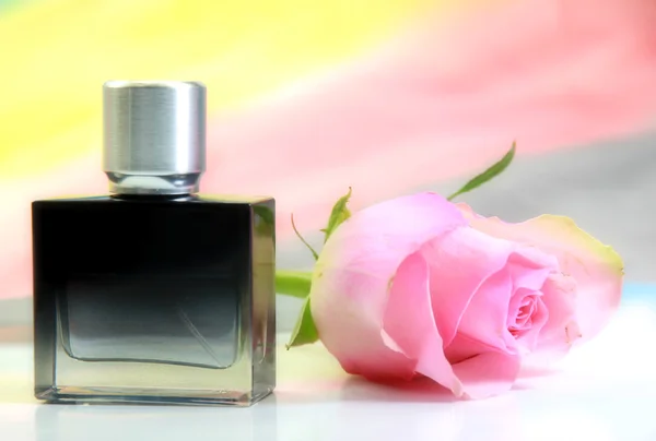 Perfume en una botella de vidrio — Foto de Stock