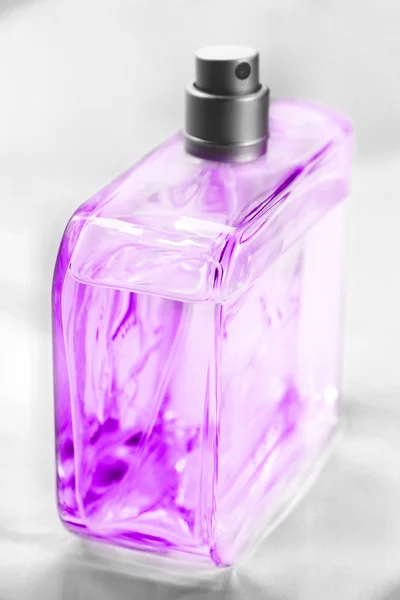 在一个玻璃瓶香水 — 图库照片