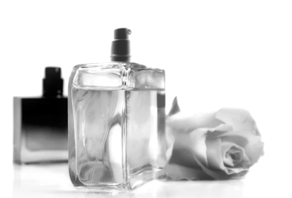 Parfum dans une bouteille en verre — Photo