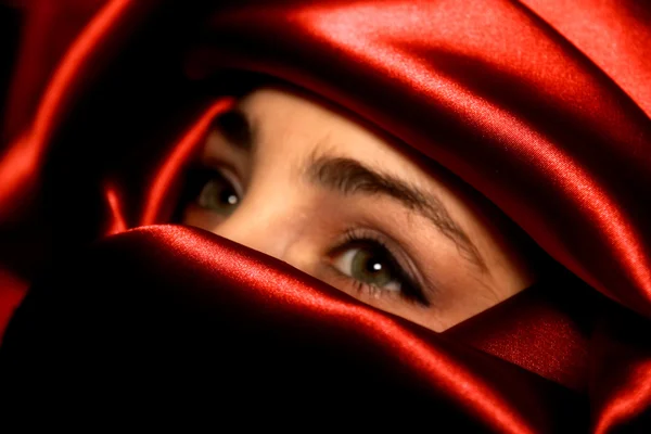 Un retrato de una joven árabe en satén rojo — Foto de Stock