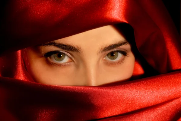Un retrato de una joven árabe en satén rojo — Foto de Stock