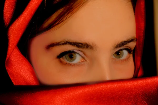 Sebuah potret seorang wanita arab muda dalam satin merah — Stok Foto