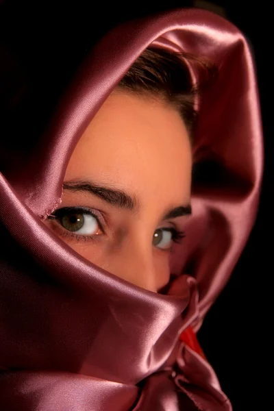 Un retrato de una joven árabe en satén rojo —  Fotos de Stock