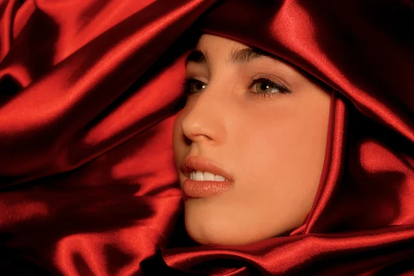 Egy fiatal Arab nő, piros szatén portréja — Stock Fotó