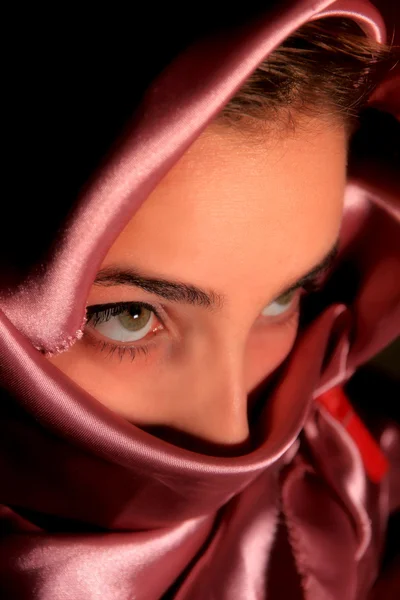 Портрет молодой арабской женщины в красном атласе — стоковое фото