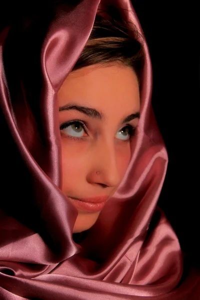 Портрет молодой арабской женщины в красном атласе — стоковое фото