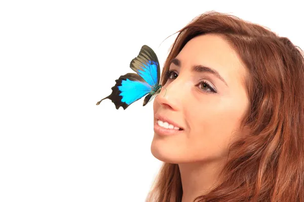 エキゾチックな蝶と美しい女性のポートレート — ストック写真