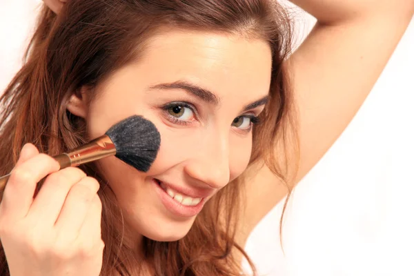 Jeune femme heureuse avec brosse de maquillage — Photo