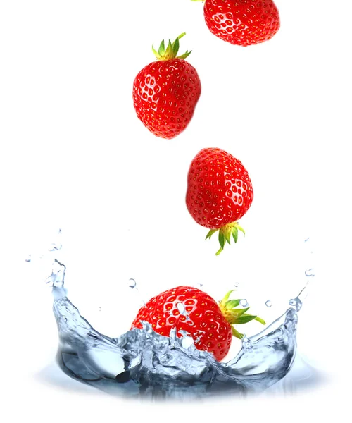 Φράουλα πεφμένη splash water σε λευκό — Φωτογραφία Αρχείου
