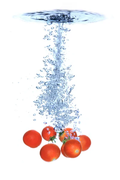 新鲜樱桃番茄掉入水中 — 图库照片