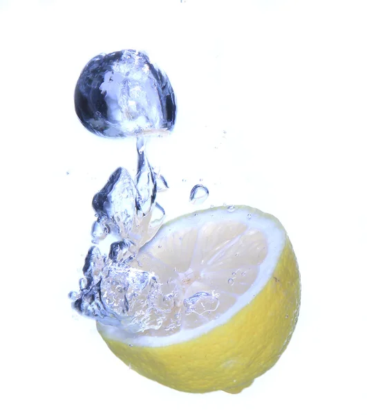 Limone fresco caduto in acqua — Foto Stock
