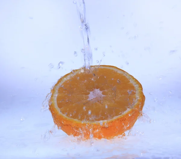 Arancione fresco caduto in acqua — Foto Stock
