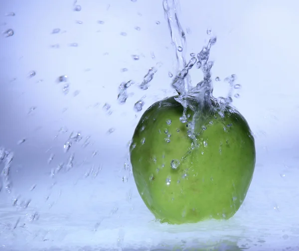 Fresh green apple with water splash — Stock Photo, Image