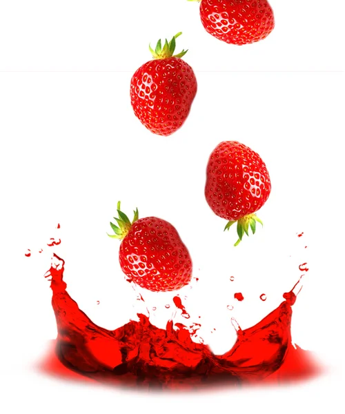 Fresh strawberries dropped into the water — Stock Photo, Image