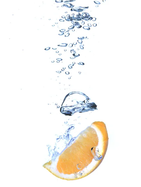 Свежий апельсин упал в воду — стоковое фото