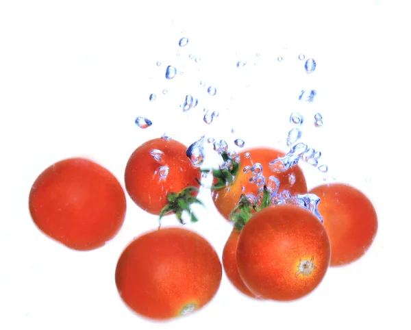 新鲜樱桃番茄掉入水中 — 图库照片