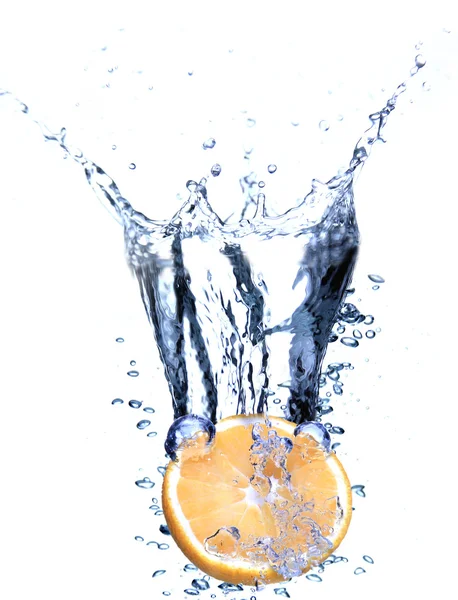 Fris oranje gedaald in het water — Stockfoto