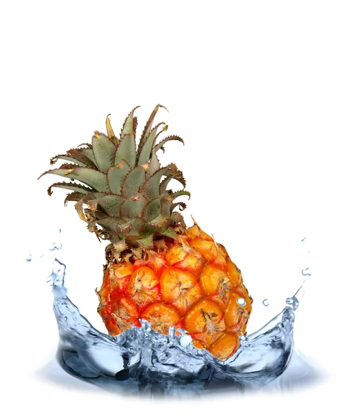 Čerstvý ananasový spadl do vody — Stock fotografie