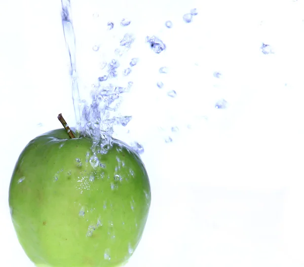 Su sıçrama ile taze yeşil elma — Stok fotoğraf