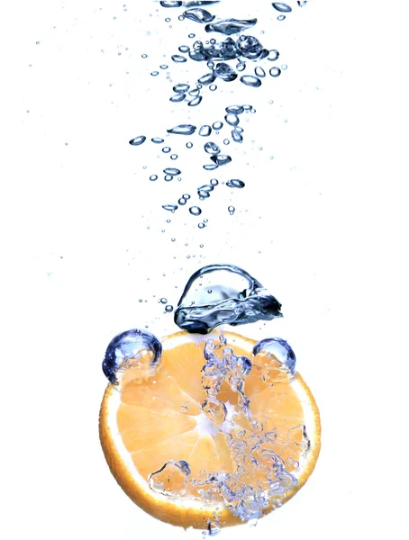 Naranja fresca cayó al agua — Foto de Stock