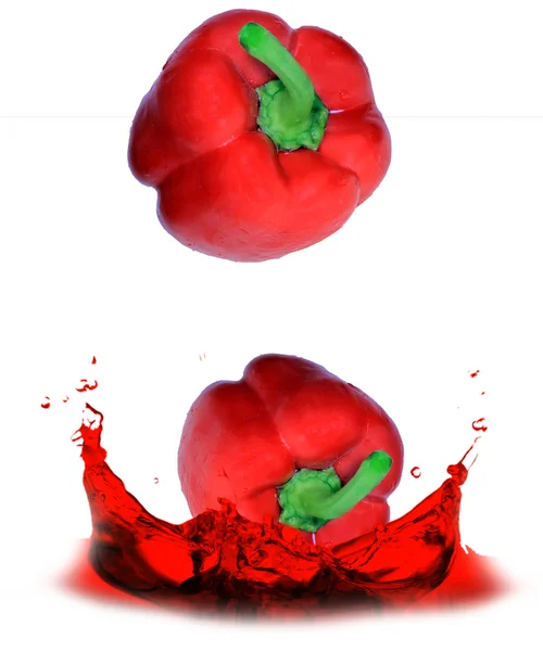 Red pepper dropped into the water — Stock Photo, Image