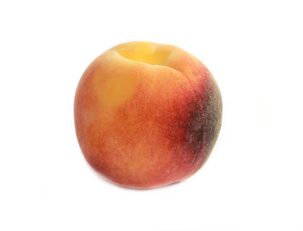 Färska persikor på vit bakgrund — Stockfoto